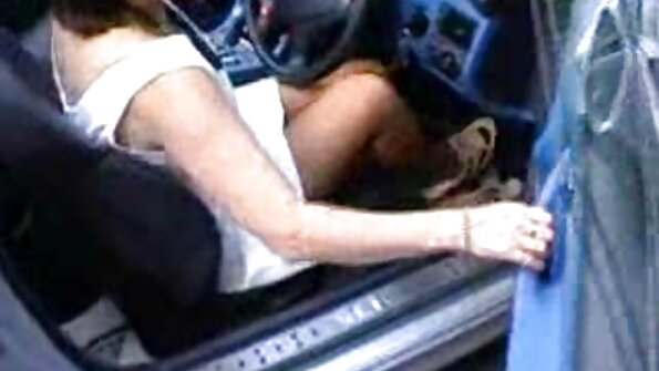 Η μελαχρινή μαθήτρια δείχνει ότι της αρέσει το σεξ