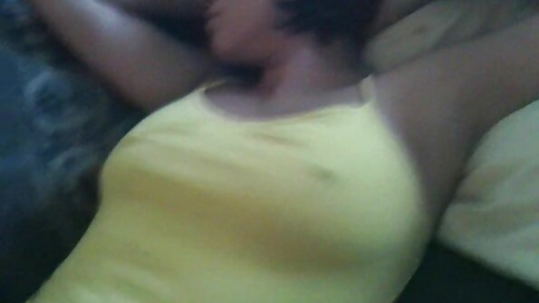 Η ενθουσιασμένη πόρνη συνδυάζεται στον καναπέ με τον καλλονή με διάφορους τρόπους