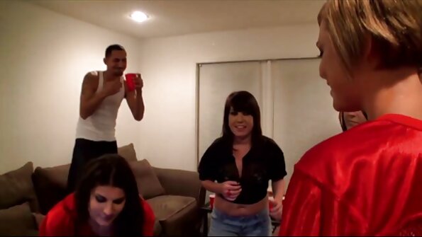 Ο Hung τύπος έχει μια έκρηξη γαμώντας έναν μεγάλο έφηβο για χρήματα