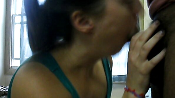 Το μελανωμένο κορίτσι δεν είναι κατά της διπλής διείσδυσης κατά τη διάρκεια του τριών ατόμων