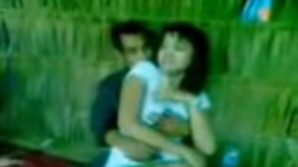 Διαφυλετική δράση από μαύρο τέρας και λευκό κουκλίσκι