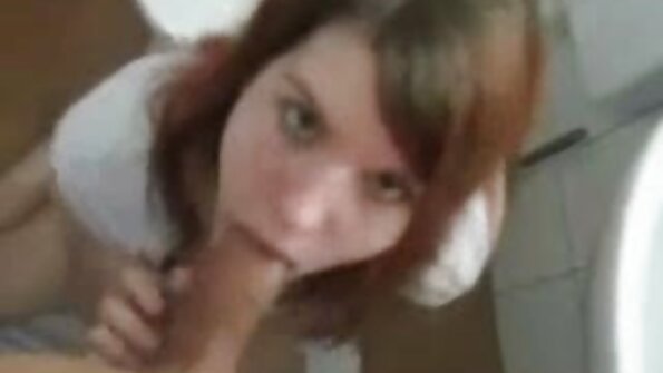 Η ώριμη ξανθιά κυρία με μεγάλα βυζιά διεισδύει καλά