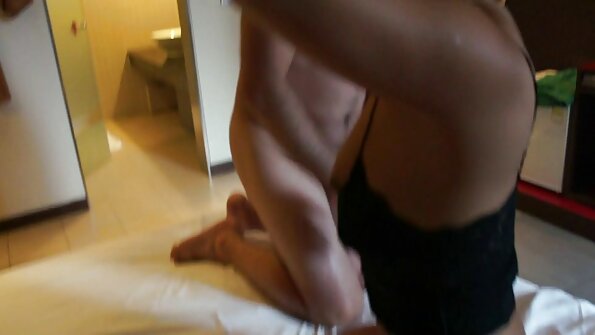 Η με καμπύλες ξανθιά μελί χτυπά τη σφιχτή μαλάκα της