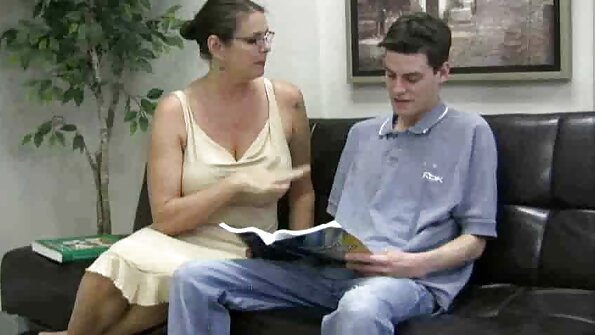 Το χαριτωμένο μελαχρινό κορίτσι οδηγεί τον θετό αδερφό της