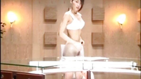 Η μελαχρινή γκόμενα απολαμβάνει τους εραστές της να κρύβονται μέσα στις τρύπες της