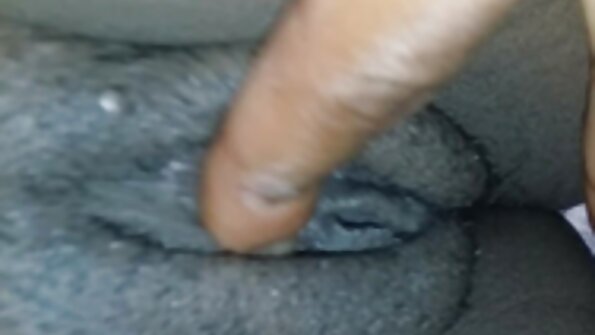 Ο παράξενος μάγκας χτυπιέται από την κυρία του με ένα λουράκι τόσο σκληρά