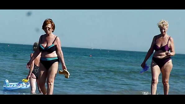 Κρεμασμένος επιβήτορας γαμάει σωστά την πρόστυχη μελαχρινή και τη φίλη της