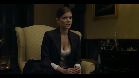 Τρυπώντας μουνί από πίσω καθώς το καυτό κορίτσι τρώει έξω τη φίλη της