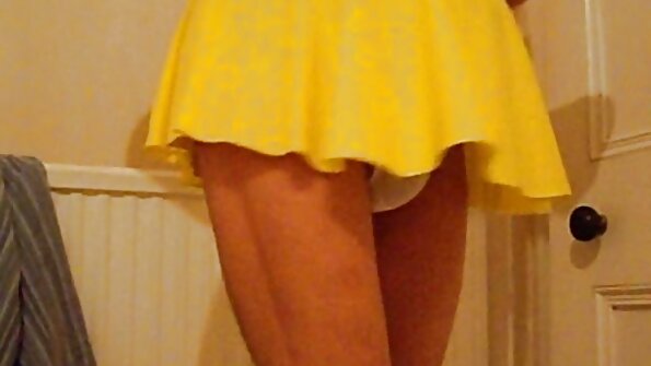 Το έμπειρο MILF με τεράστια βυζιά σαγηνεύει αξιόλογη μελαχρινή