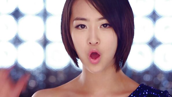 Ο τύπος δείχνει δύναμη και φτιάχνει το κοριτσάκι με τα δάχτυλά του