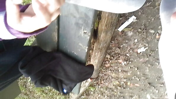 Η λυγερή λεσβία του κολεγίου γλείφει μια μουνιά της μαμάς και φυλάει μαζί της