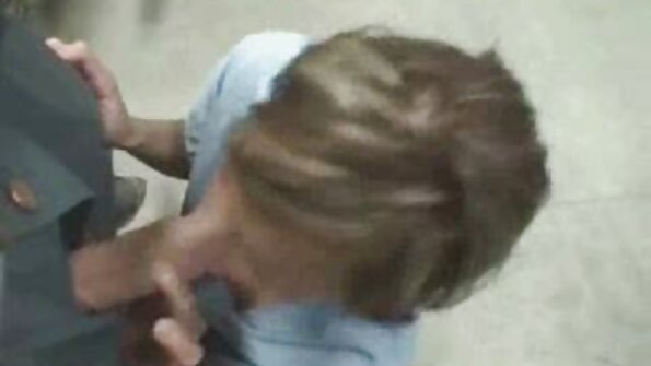 Γυμνή γκόμενα απλώνει τα πόδια και δείχνει το μουνί και τον μαλάκα της