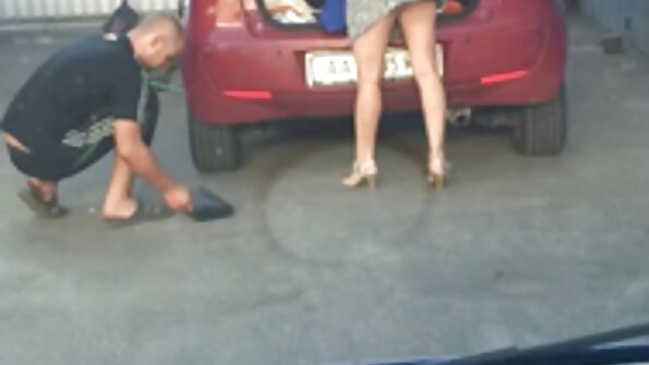 Γυμνές φίλες κάνουν διαφυλετικό σεξ σε εξωτερικούς χώρους στην πισίνα