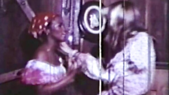 Το μελαχρινό κορίτσι απολαμβάνει τους φίλους της με τατουάζ τον τεράστιο πούτσο μέσα