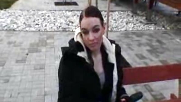 Το Ebony babe έχει ένα εντελώς φυσικό σώμα και λατρεύει τα λευκά μωρά