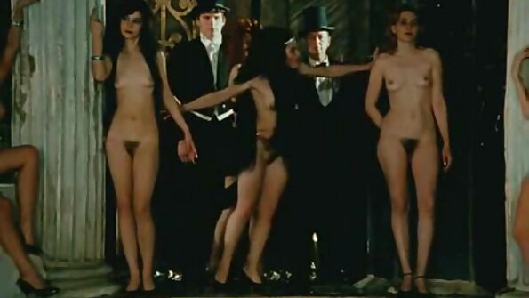 Ο υπάλληλος πρέπει να ανοίξει τα πόδια γιατί το λεσβιακό αφεντικό θέλει σεξ