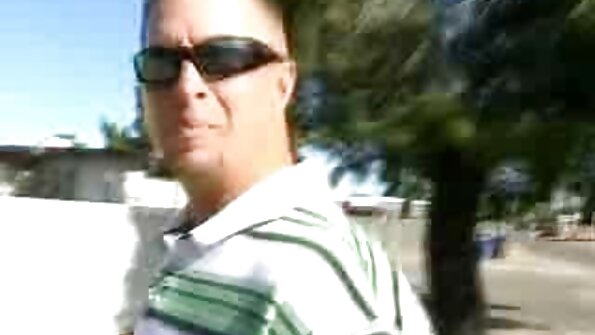 Το γεμάτο στήθος MILF πηδά πάνω στο χαρούμενο ταχυδρόμο