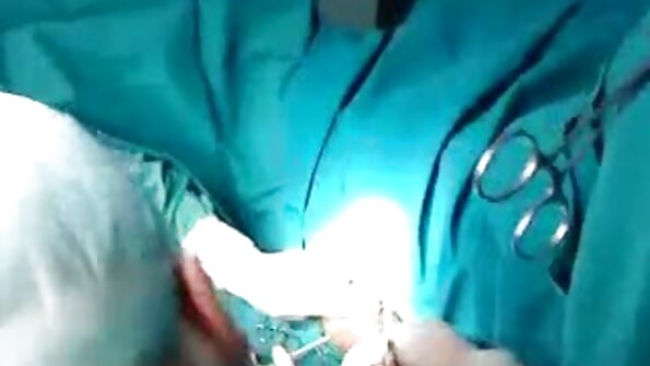 Kinky κορίτσι βάζει τον άντρα της να ντυθεί και μετά να τη γαμήσει