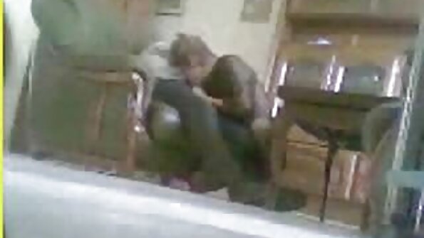 Η Λατίνα με το τριχωτό μουνί χτυπάει ωραίο σκυλάκι