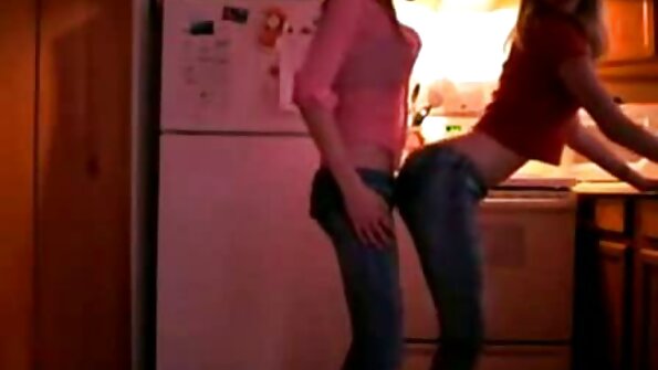 Η ανοιχτόχρωμη νοικοκυρά δεν μπορεί να μαγειρέψει αλλά έχει ζουμερό ξυρισμένο μουνί