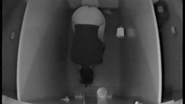 Υπέροχα κορίτσια δίνουν τη σχισμή τους σε αγνώστους στη βρώμικη τουαλέτα