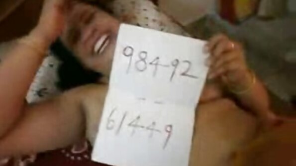 Ο Μιλφ με μεγάλα βυζιά και έναν γάιδαρο που ταιριάζει είναι γυμνός και γαμημένος