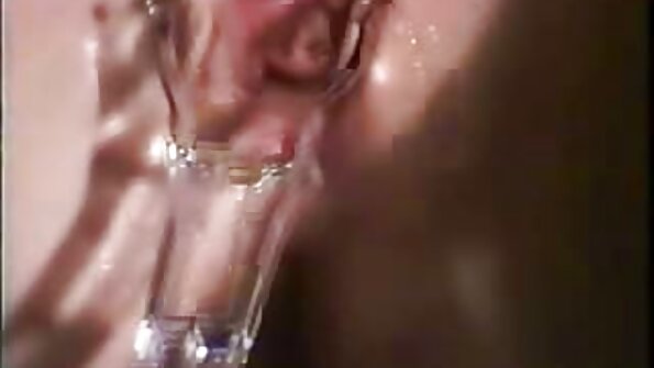 Το πρωί είναι μια καλή στιγμή για τη μελαχρινή γλυκιά να φτάσει σε οργασμό