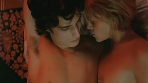 Μυώδης συνάδελφος παθιασμένος αναλύει την ξανθιά σε πολλές πόζες