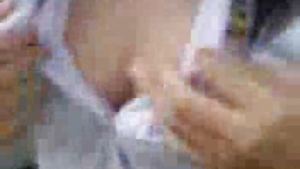 Η μελαχρινή μπέμπα ποζάρει στον καναπέ καθώς τρίβει την κλειτορίδα της