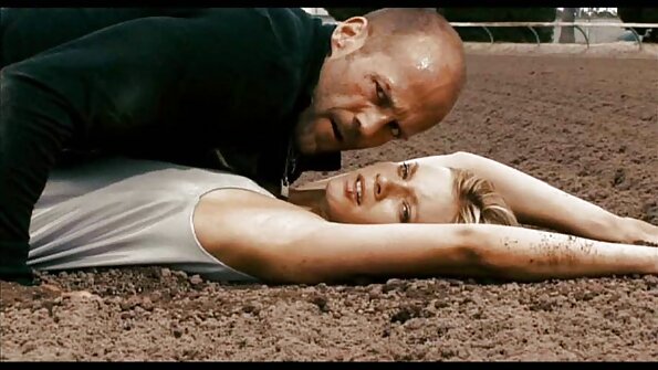 Η έβενος υπηρέτρια με τα μικρά μπούκια λαχταρά να γαμήσει από το αφεντικό