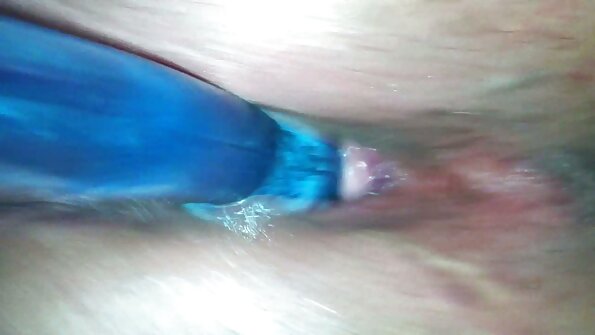 Η υπέροχη μελαχρινή απολαμβάνει τον μυώδη πουλί του φίλου της μέσα της