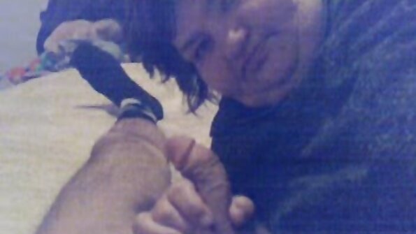 Ο τύπος γαμάει τη γυναίκα του και τη σαγηνευτική μελαχρινή του στην κουζίνα