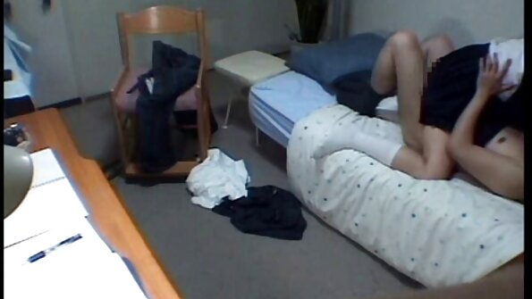 Ο τύπος δίνει χαρά στον κόκορα με τρυφερά χείλη και άρπαξε την ντίβα βουξομ