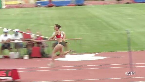 Η υπέροχη έφηβη απολαμβάνει το λίπος της BF μέσα στον κώλο της