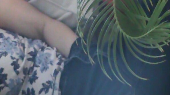 Καμπυλωτό μαύρο μωρό χτυπά έναν λευκό τύπο σε ένα αυτοκίνητο