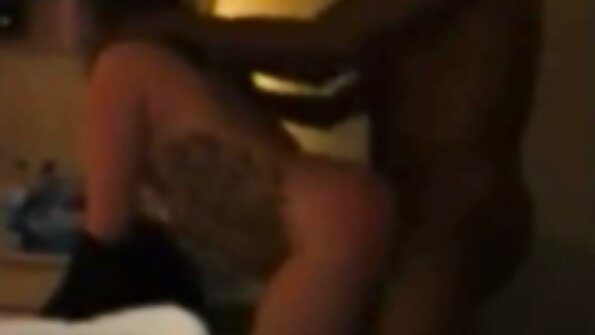 Χαριτωμένο κορίτσι έχει διεισδύσει μουνί από θαυμαστή για ένα νέο iPhone