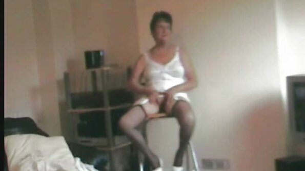 Δηλώνει η μαλάκα της μικροκαμωμένης χαριτωμένης Ντακότα Σκάι