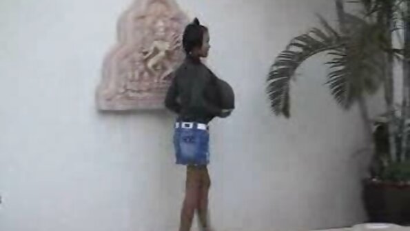 Ο κυρίαρχος φίλος διεισδύει βάναυσα σε μικροκαμωμένη πόρνη στον καναπέ