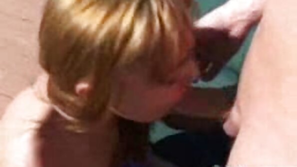 Ο κυρίαρχος πορνό ηθοποιός χτυπά δύο ξανθά μωρά σε τρίο