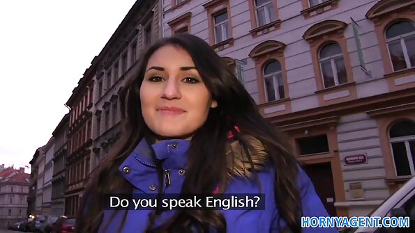 Ο ενθουσιασμένος Ρώσος γαμάει τη μελαχρινή GF σε όλο το σαλόνι