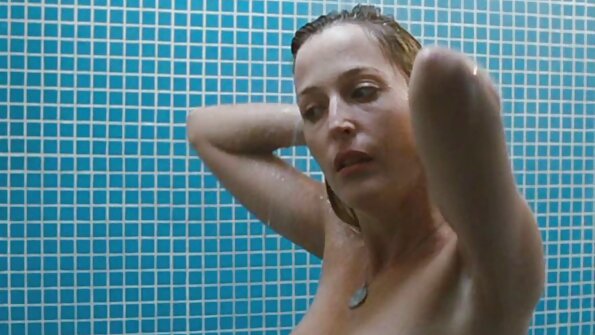 Η χοντρή ξανθιά γιαγιά με τις τεράστιες στήλες καβαλάει τόσο καλά ένα μεγάλο ψωμί