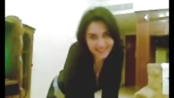 Για μετρητά, η μεγαλόστομη μελαχρινή συναναστρέφεται σε εξωτερικούς χώρους με έναν ξένο