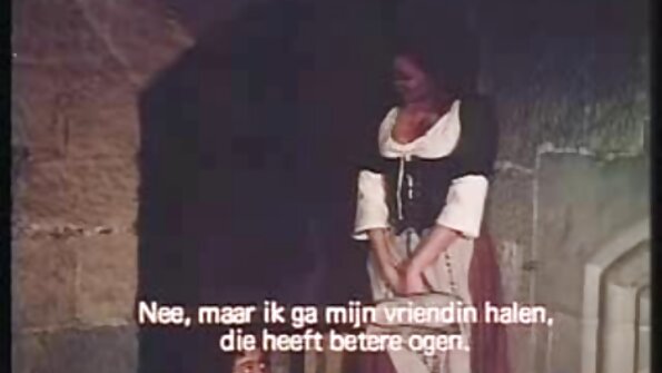 Η φρικιασμένη λευκή MILF απολαμβάνει ένα BBC στη λεία της