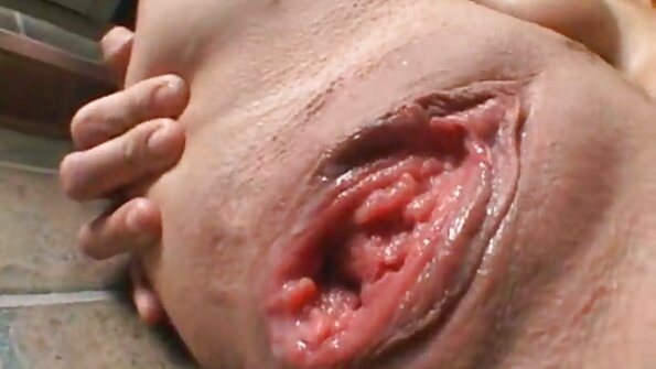 Ο τύπος ακούει τη θετή αδερφή της να αυνανίζεται και βιάζεται να τρυπήσει το μουνί της