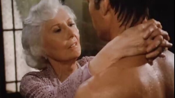 Τριχωτό μουνί γλώσσα γαμήθηκε πριν εισβάλει κόκορας