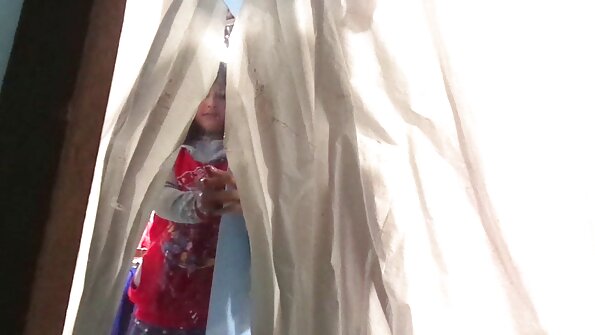 Οι καυλιάρες γυναίκες είναι γυμνές μέσα στο λεωφορείο, παίρνοντας τα μουνιά τους