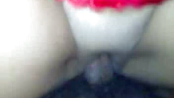 Ο μελανωμένος τύπος περνά όμορφα χρόνο με τη νεαρή ερωμένη στην κρεβατοκάμαρα