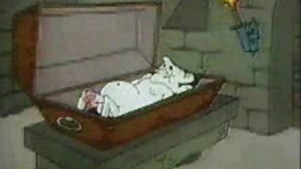 Πλούσιες ομορφιές περιχυμένες με λαμπερό λάδι και τρυπημένες πρωκτές