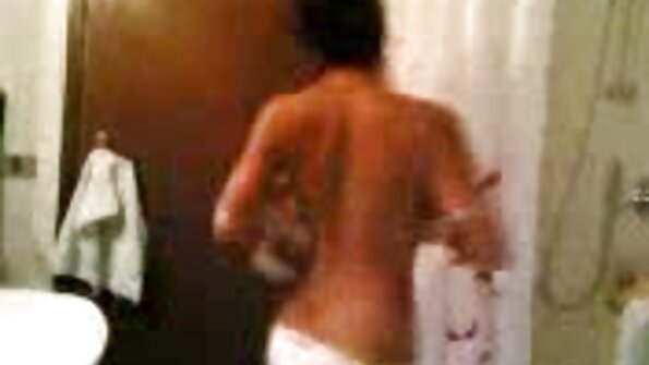 Οι λεσβίες κούκλες δεν μπορούν να σταματήσουν να χαϊδεύονται η μία την άλλη σε άνετο μέρος