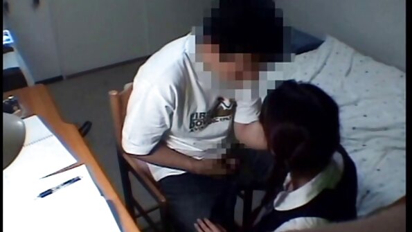 Ο τυχερός καμερατζής κάνει τρίμηνο με τη θετή αδερφή της και τη φίλη της